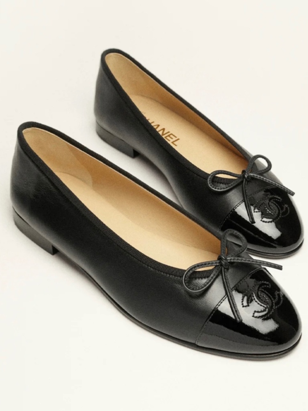 CHANEL BLACK CLASSIC LAMBSKIN & PATENT CALFSKIN BALLET FLATS SIZE 38 .